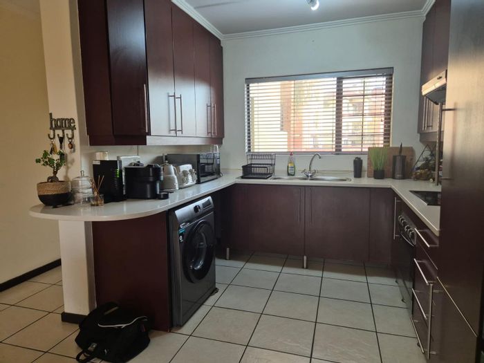 Sunninghill Apartment To Rent: 2 beds, gym, pool, secure living, balcony.