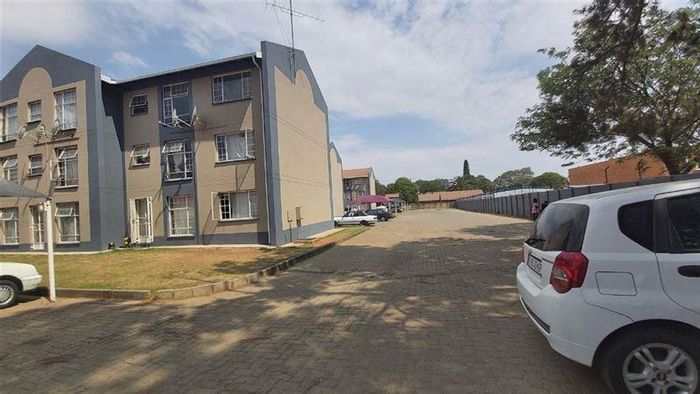 Townhouse for Sale in Kempton Park AH: 3 bedrooms, near schools and shopping.