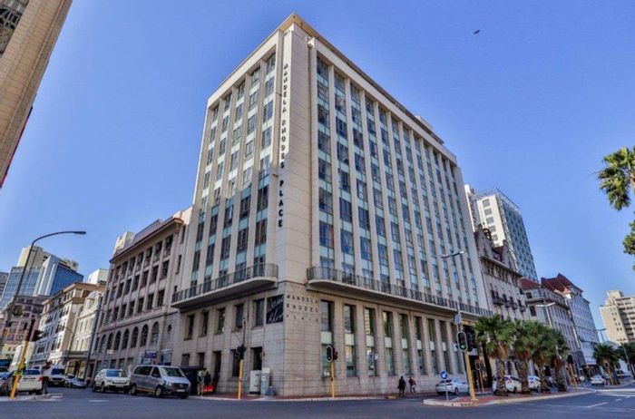 For Sale: 1 Bed Apartment in Cape Town City Centre with Pool & Parking.