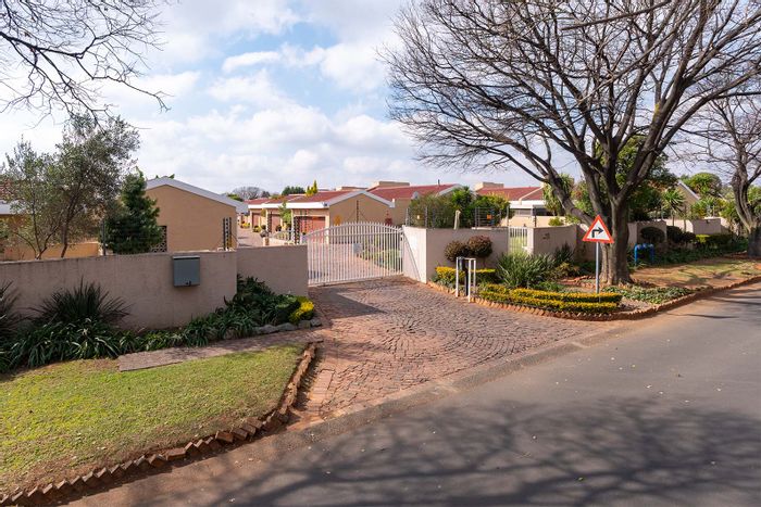 Northmead Townhouse For Sale: 3 beds, garden, solar system, double garage.