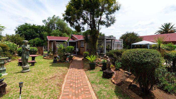 Dersley House For Sale: 3 bedrooms, expansive garden, private family room, serene retreat.