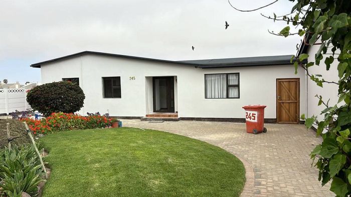 Property #2406408, House For Sale in Henties Bay Central