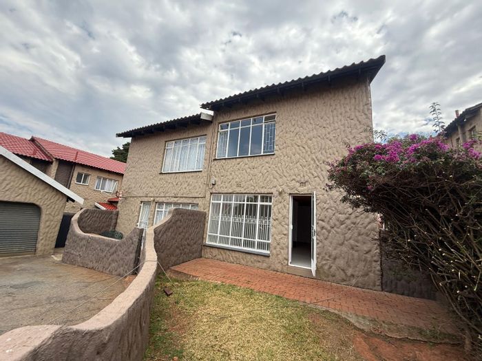 Property #2423581, Townhouse For Sale in Constantia Kloof