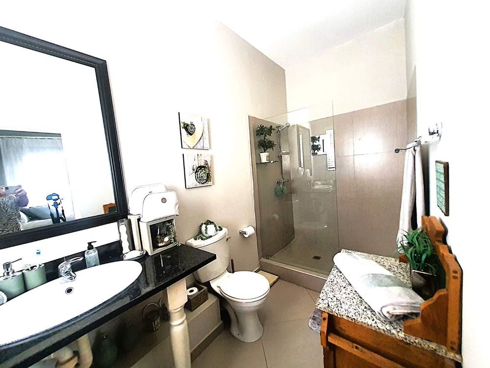 Ground floor main bedroom en-suite bathroom