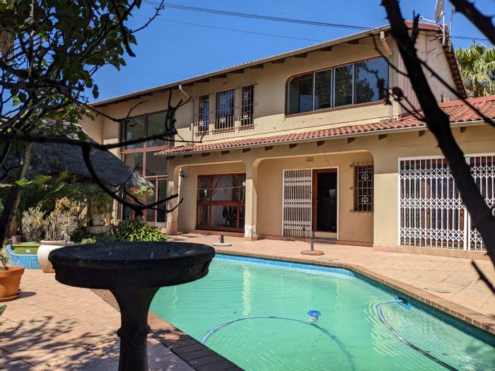 For Sale: Spacious Bruma House with pool, lapa, cottage, and double garage.