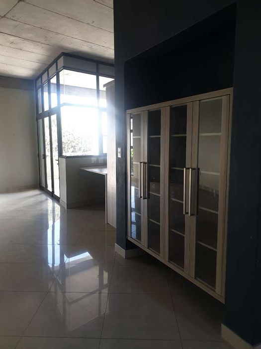 Eros Apartment For Sale: 3 Bedrooms, Balcony with Braai, Fireplace, Basement Parking