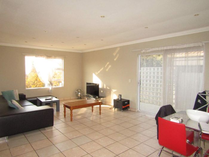 Glenhazel Townhouse For Sale: 4 beds, granny flat, communal pool, pet-friendly.