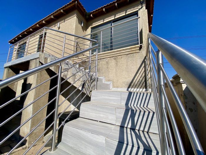 2-Bedroom Cottage To Rent in Goudrand with balcony and open-plan living.