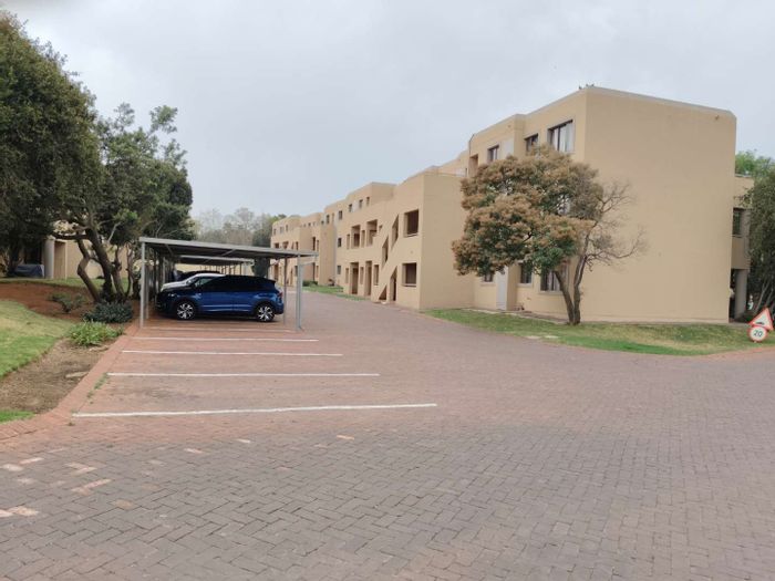 Ground-floor apartment for sale in Weltevreden Park with pool and 24/7 security.