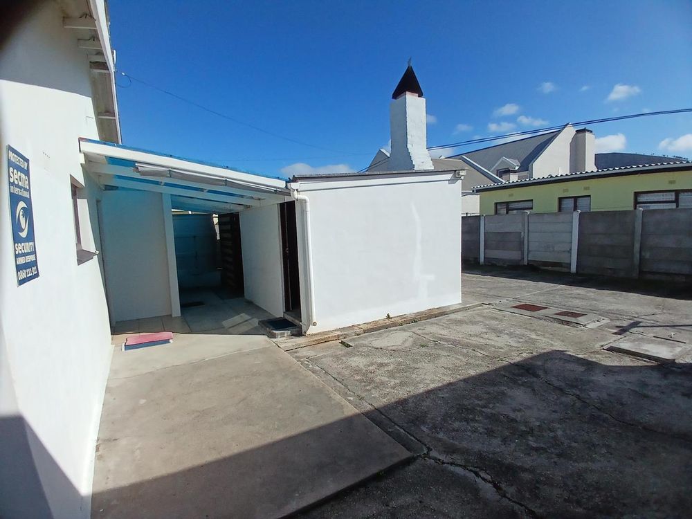 Again the rear side of House - with following 2 Areas on our right: Study an 1 more under roof Area. Low maintenance Backyard.