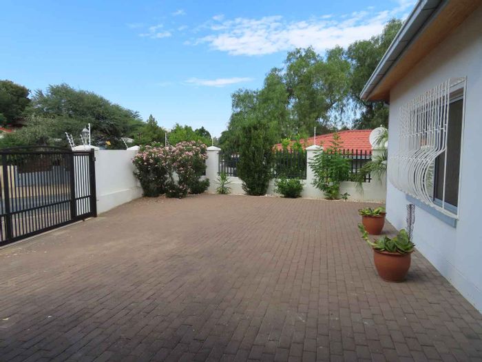 Property #2227393, House rental monthly in Klein Windhoek