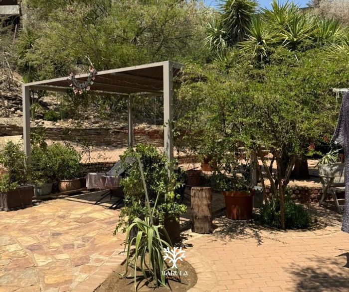 Spacious house in Luxury Hill with flat, pool, and entertainment areas for sale.