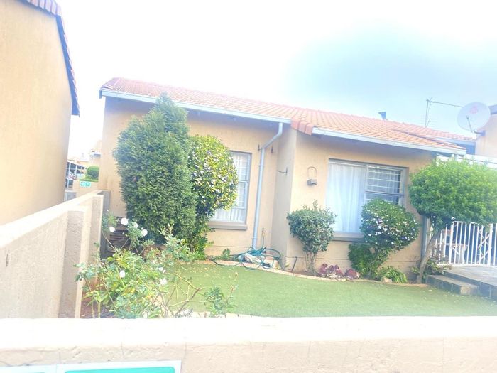 For Sale: 3-Bedroom Townhouse in Witfield, close to amenities and highways.