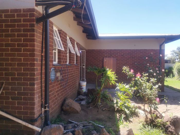 House for Sale in Vanderbijlpark Central East 4: 3 beds, flatlet, spacious yard.