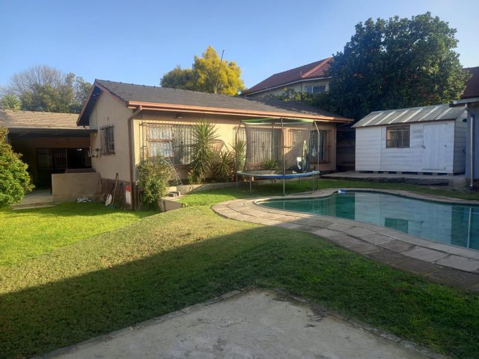 South Crest House For Sale: 4 beds, pool, flatlet, staff quarters, ample parking.