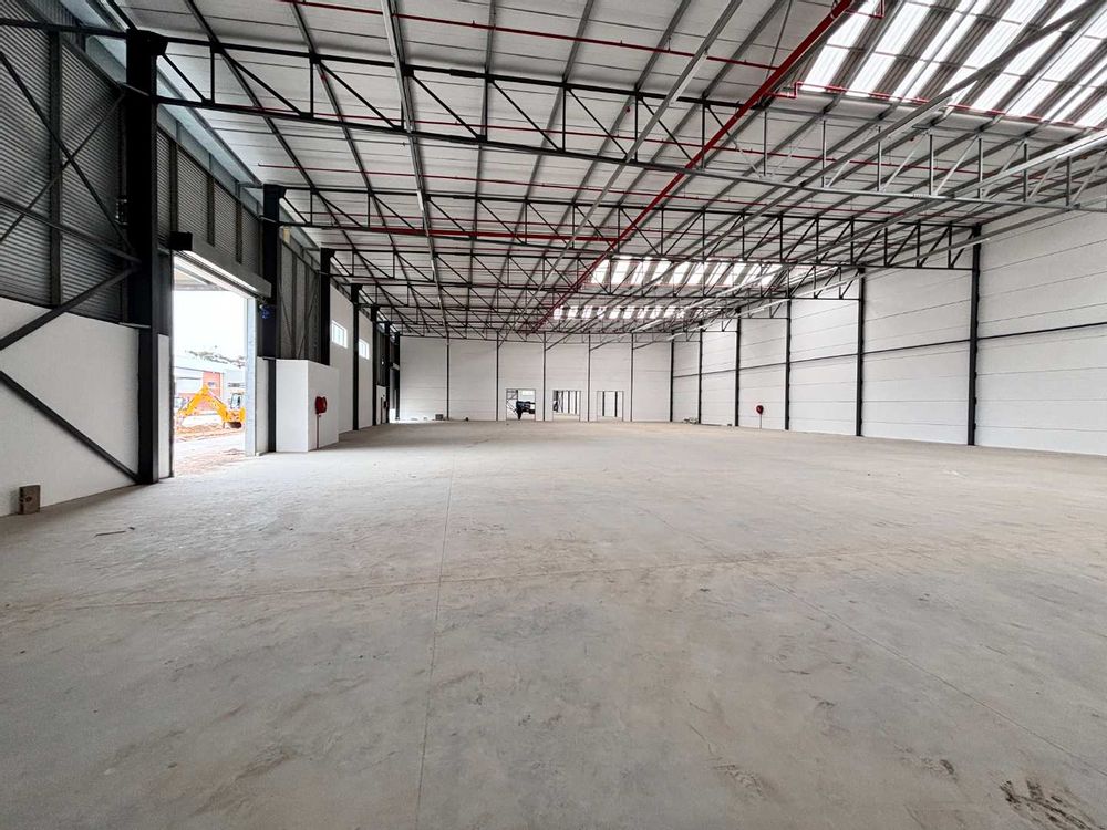 Clear-span warehouse floor