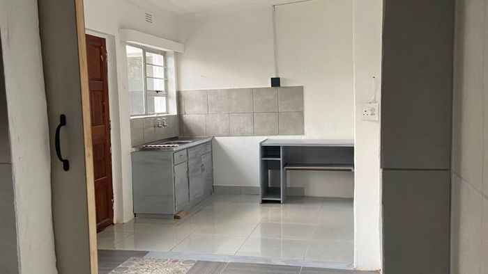 Kensington Cottage To Rent: Open-plan living, kitchenette, prepaid utilities, no pets.