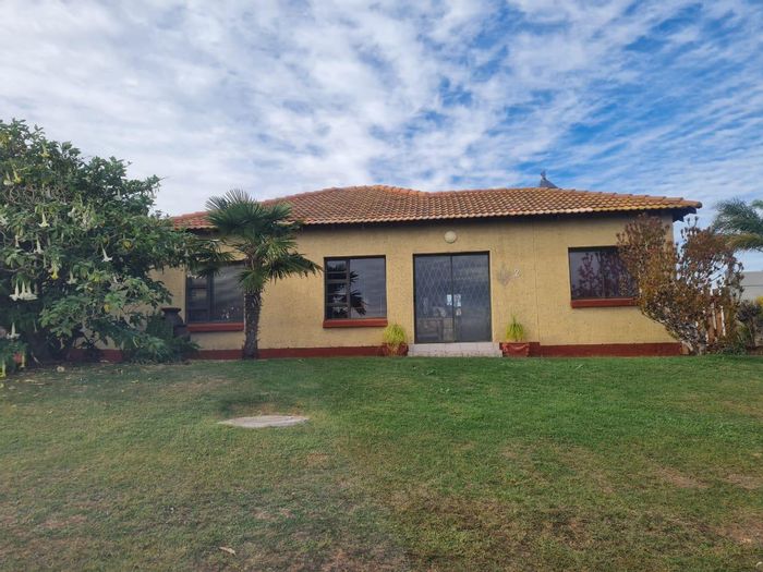 House for Sale in Hartenbos Heuwels: 2 Bedrooms, Braai Area, Mountain Views.