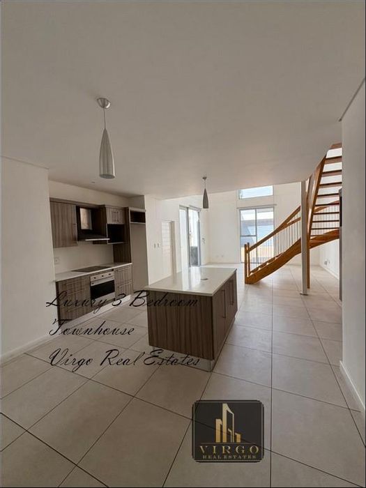 For Sale: Townhouse in Avis with 3 bedrooms, double garage, and courtyard.