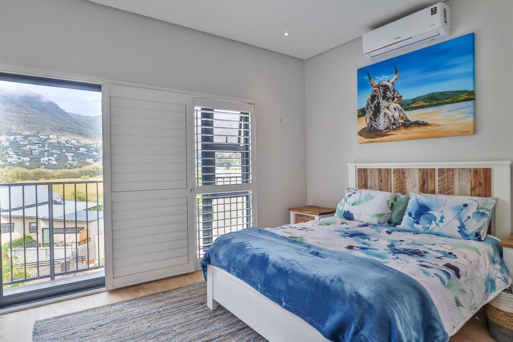 Lovely bedroom with magnificent mountain views, security shutters