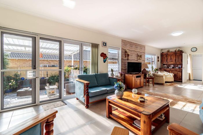 House for Sale in Sherwood: 3 beds, garden, security, double garage, water tanks.