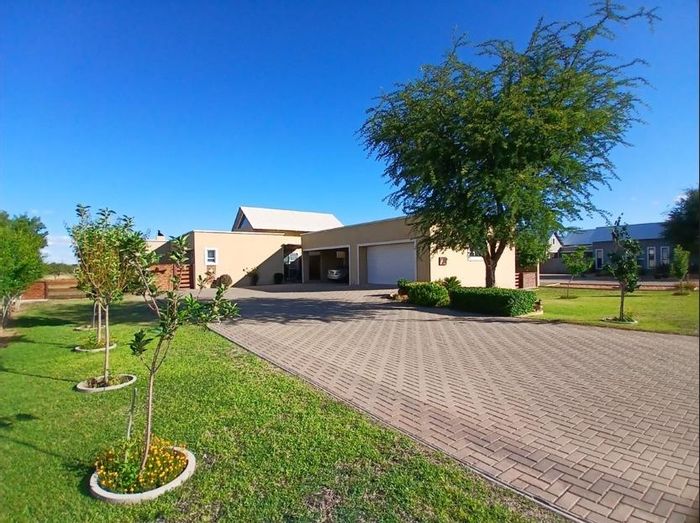 For Sale: House in Omeya Golf Estate with 3 bedrooms, yard, and entertainment area.