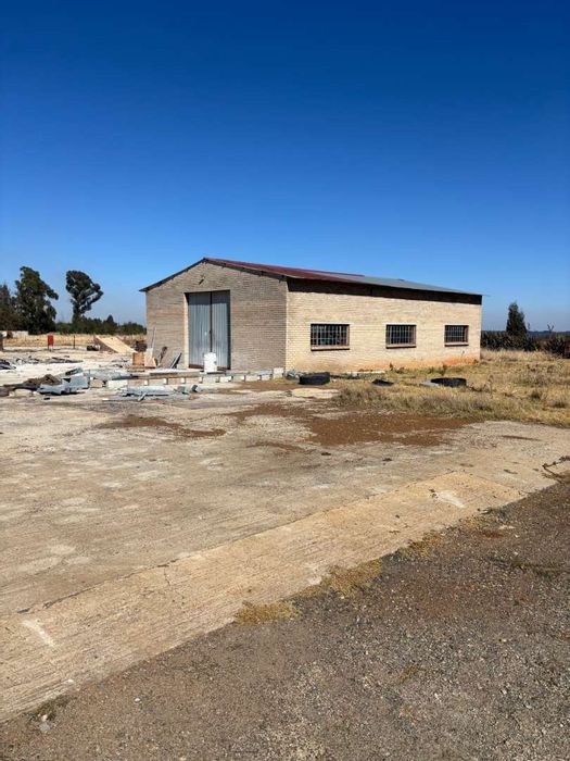 Industrial property for sale in Belfast Central: 1.344 ha with office and workshop.