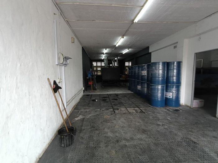 Industrial unit to rent in Pinetown Central with easy access and essential amenities.