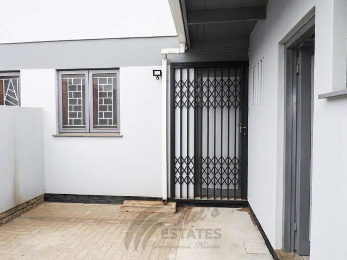 Vineta Townhouse For Sale: Open-plan living, garden access, air conditioning, garage.