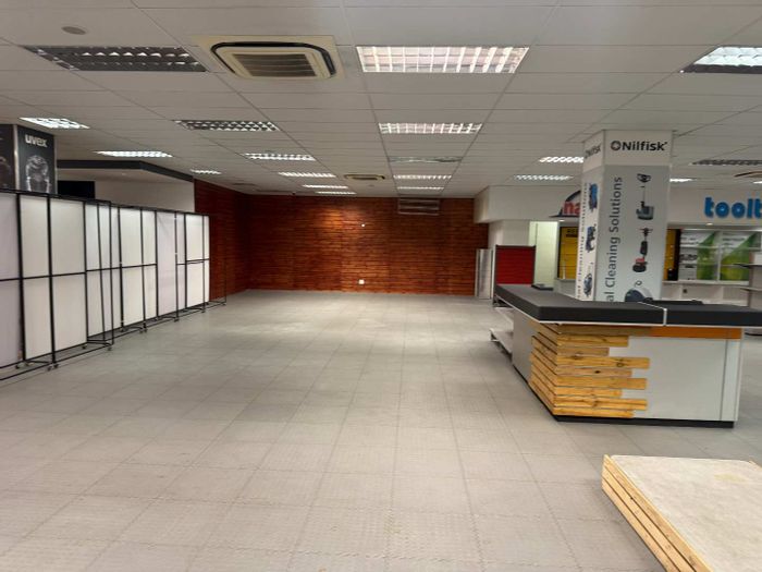Retail Space To Rent in Windhoek Central, High-Traffic Location, 800 m².