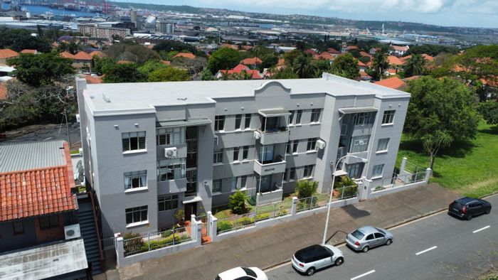 Berea Apartment For Sale: Secure block, sea views, garage, near schools and bakery.