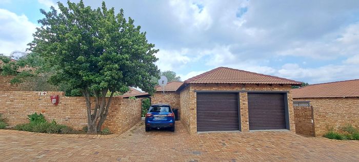 To Rent: Olivedale Townhouse with 2 beds, garden, garage, and secure complex.