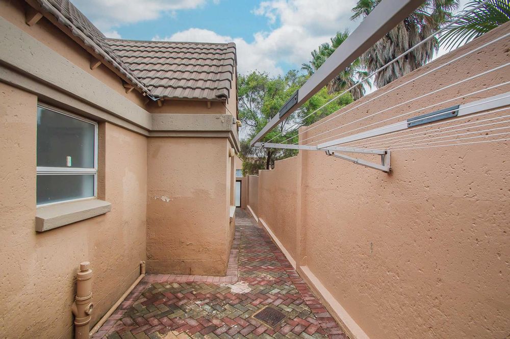 Neat paved sertivude around home