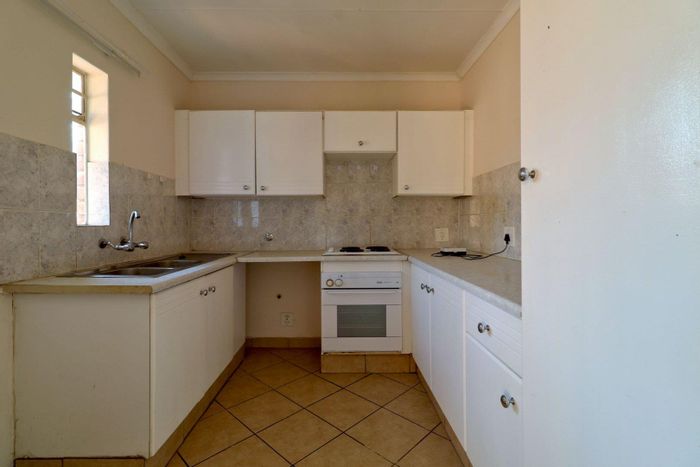 2-Bedroom Apartment To Rent in Faerie Glen with balcony and secure parking.