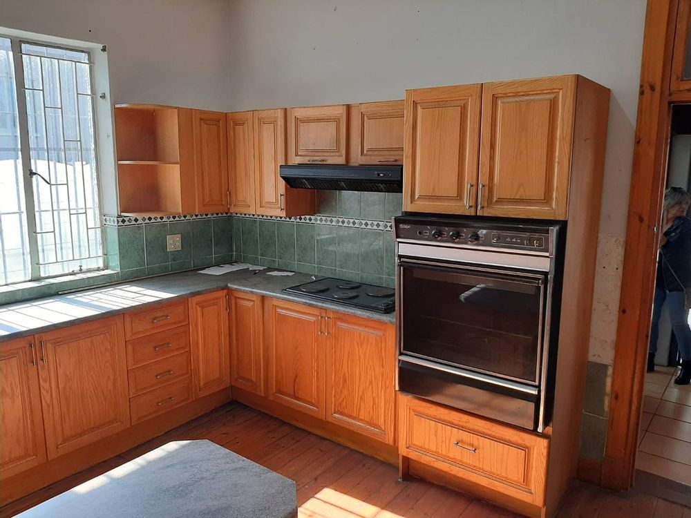 Kitchen with Eyelevel oven