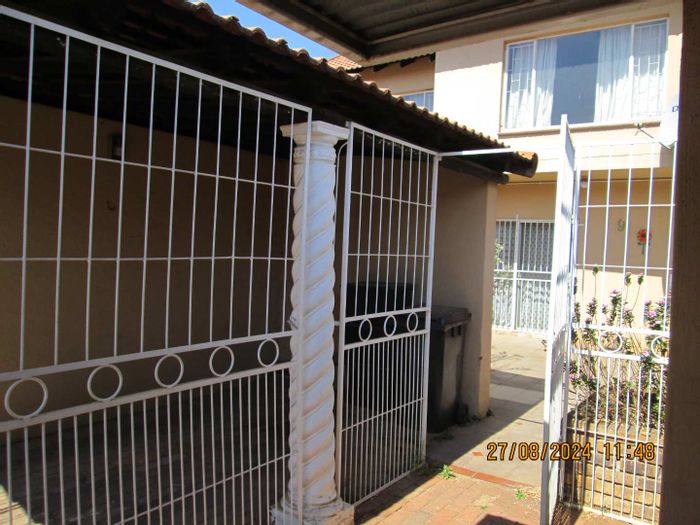 Townhouse for Sale in Pretoria Gardens: 2 beds, air conditioning, pet-friendly, secure complex.