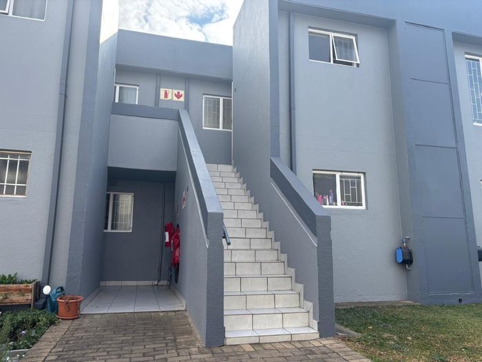 Mulbarton Townhouse For Sale: 2 beds, balcony, built-in braai, 24-hour security.