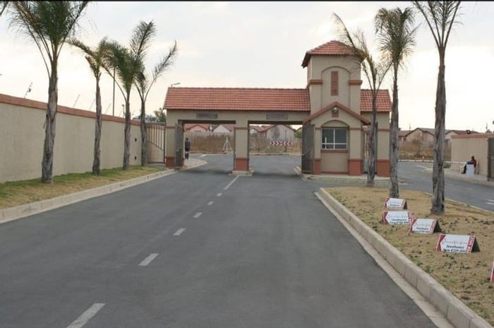 For Sale: Townhouse in Ormonde with pool, secure parking, and 24-hour security.