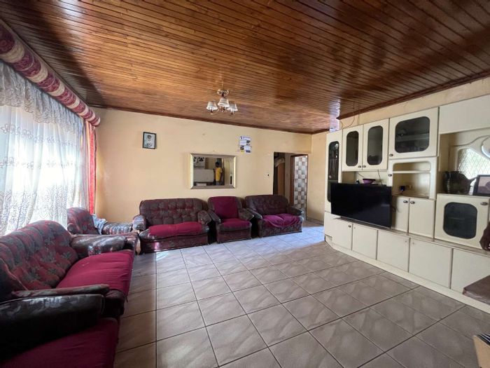 Spacious Wanaheda House for Sale: 3 Bedrooms, Braai Area, and Garage!