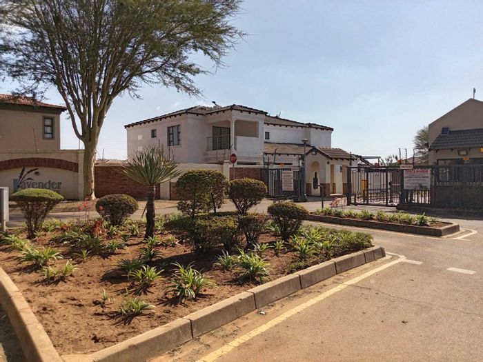 House for Sale in The Orchards: 3 beds, 2 baths, secure community, open-plan living.
