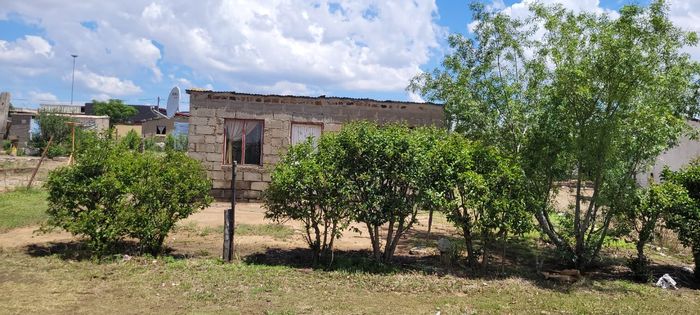 House for Sale in Botshabelo: Spacious lot, water and electricity available, renovation potential.