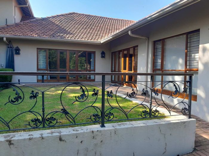 Waverley House To Rent: 2 beds, study, garden, secure community, ample parking.