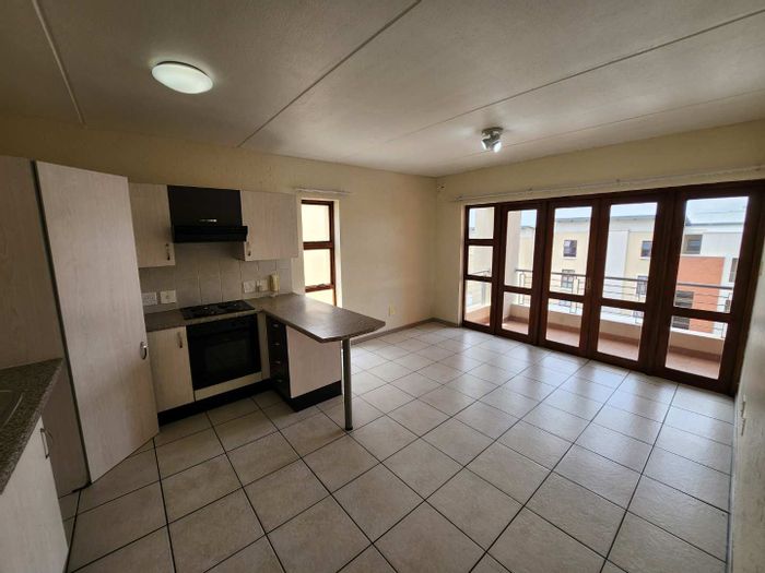 Ferndale Apartment To Rent: Open plan living, balcony, pool, tennis courts, 24/7 security.