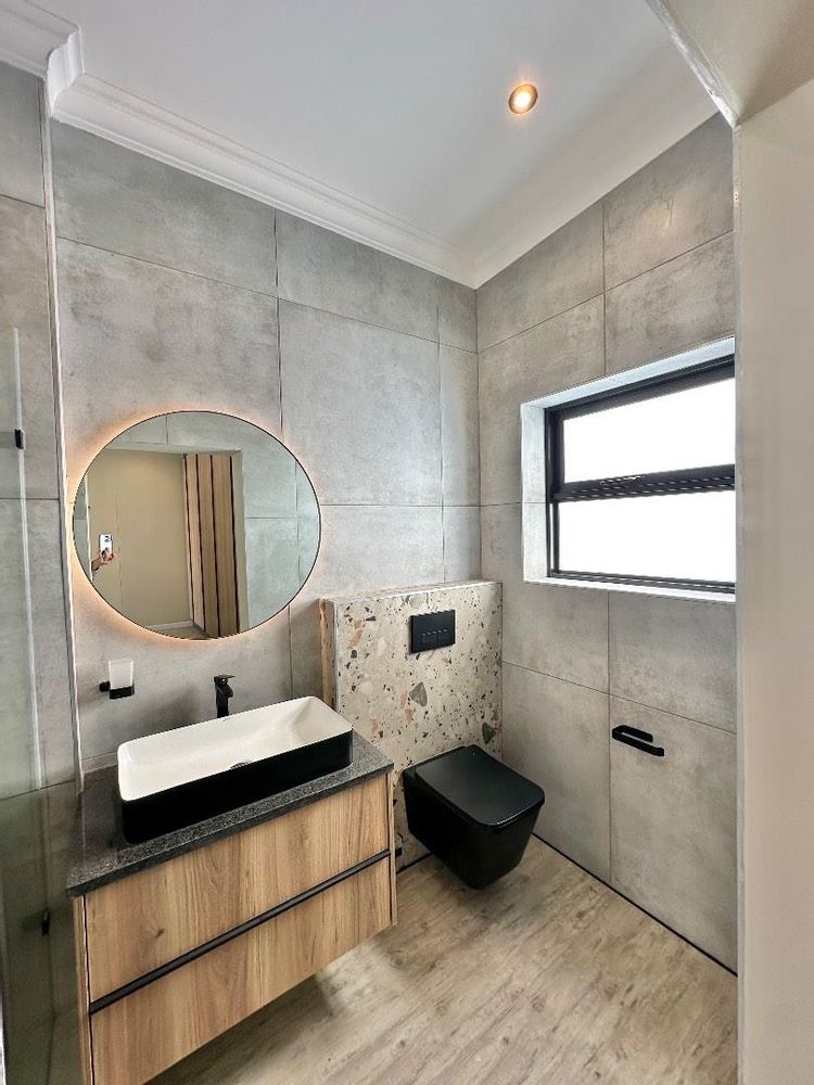 Fifth bedroom's ensuite bathroom