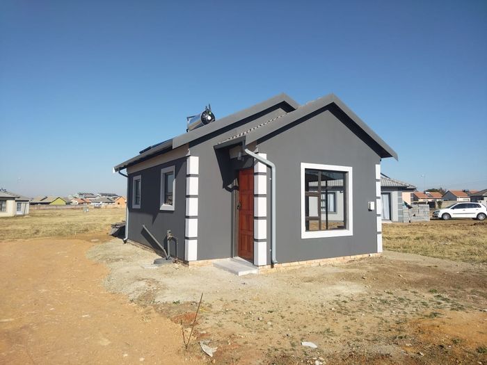 Affordable 2-bedroom house in Windmill Park, close to amenities and transport. For Sale.