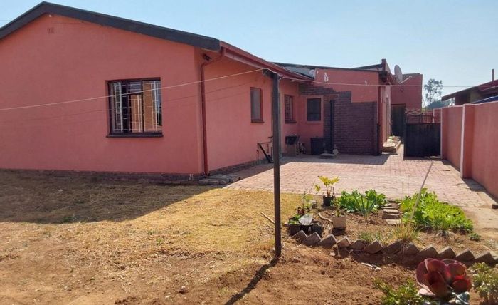 Spacious 6-Bedroom House for Sale in Kempton Park West with Expansive Yard!