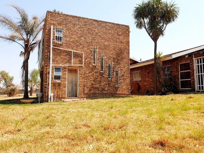 Van Rhyn Small Holding For Sale: 5 bedrooms, flatlet, large garden, double garage.