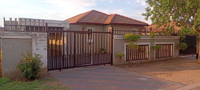 3-bedroom house to rent in Nellmapius with open-plan living and en-suite master.