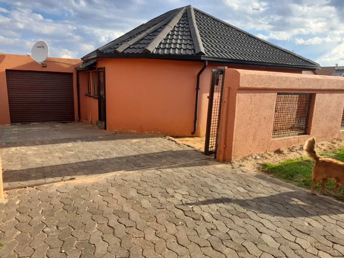 Property #2139211, House for sale in Lenasia South