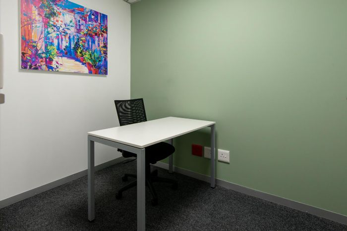 Office To Rent in Paarl North: 10 sqm private space, shared amenities, flexible terms.